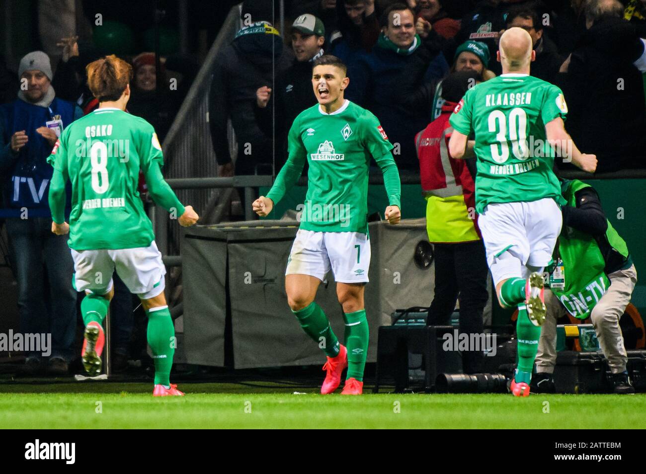 Bremen, Deutschland. Februar 2020. Milot Rashica (C) aus Bremen feiert seine Punkteausbeute bei einem 3. Spiel um den deutschen Pokal 2019-2020 zwischen dem SV Werder Bremen und Borussia Dortmund in Bremen am 4. Februar 2020. Credit: Kevin Voigt/Xinhua/Alamy Live News Stockfoto