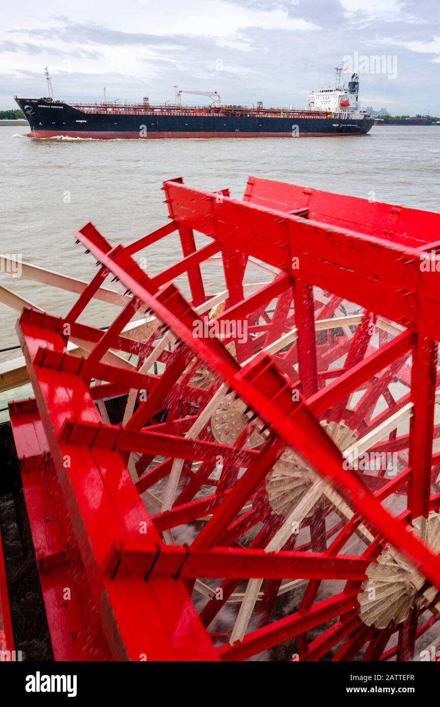 Paddelboot, Dampfschiff SS Natchez Detail, mit Frachtschiff im Hintergrund, Mississippi River, New Orleans, Louisiana, USA Stockfoto