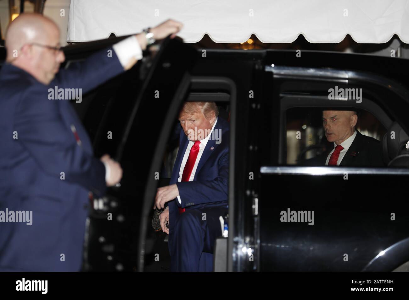 Washington, Vereinigte Staaten. Februar 2020. US-Präsident Donald J. Trump steigt in seine Limousine ein, als er aus dem South Portico des Weißen Hauses kommt, um seine Adresse im Bundesstaat der Union an eine gemeinsame Kongresssitzung in der Kammer des US-Kapitols in Washington, DC am Dienstag, den 4. Februar 2020 zu übermitteln. Präsident Trump gibt seine Ansprache ab, da sein Amtsenthebungsverfahren mit einer endgültigen Abstimmung über die 2 Artikel der Amtsenthebung, die für den 5. Februar vorgesehen sind, zu Ende geht. Foto von Erik S. Lesser/UPI Credit: UPI/Alamy Live News Stockfoto