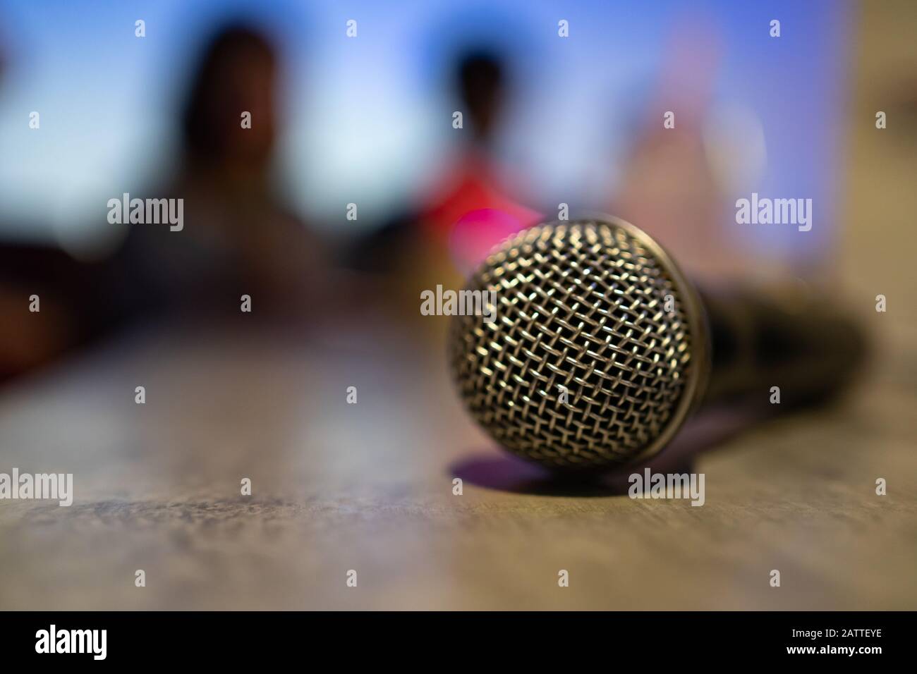 Mikrofon auf dem Schreibtisch im Karaoke-Raum Stockfoto