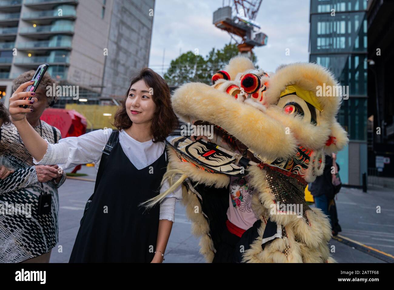 Sydney, Australien - 04. Februar 2020. Das Lunar Festival in Sydney am Circular Quay, das von der Stadt Sydney gesponsert wird, ist eine bunte jährliche Veranstaltung. Stockfoto