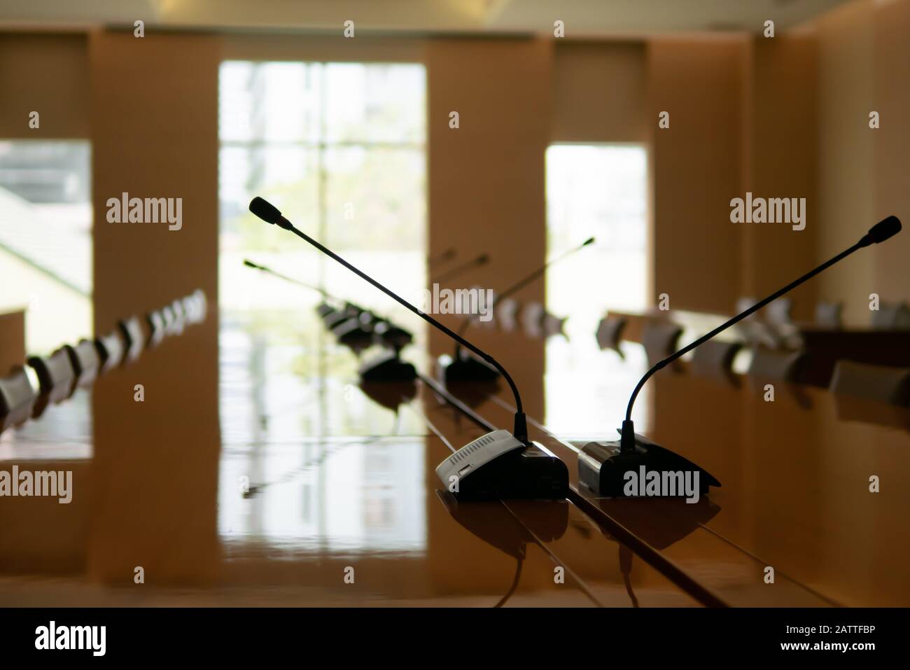 Business-Konferenzraum mit Mikrofonen Stockfoto