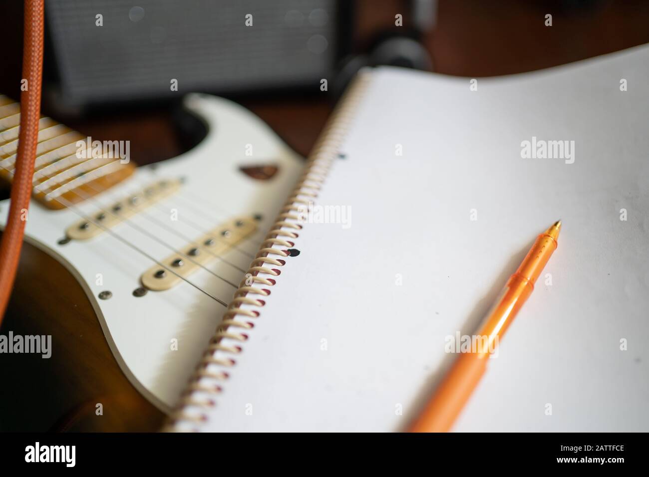 Songwriting. Notizbuch und Stift mit E-Gitarre Stockfoto