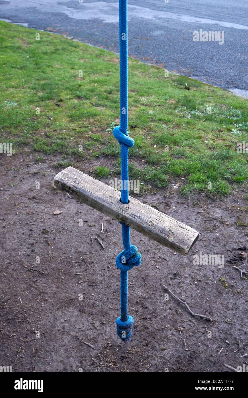 Nahaufnahme einer hausgemachten Holzschwinge, die an einem Baum an einem Seil hängt Stockfoto