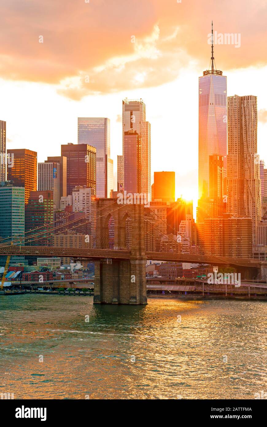 Freedom Tower One World Trade Center Brooklyn Bridge Sonnenuntergang New York Skyline New York City Stockfoto