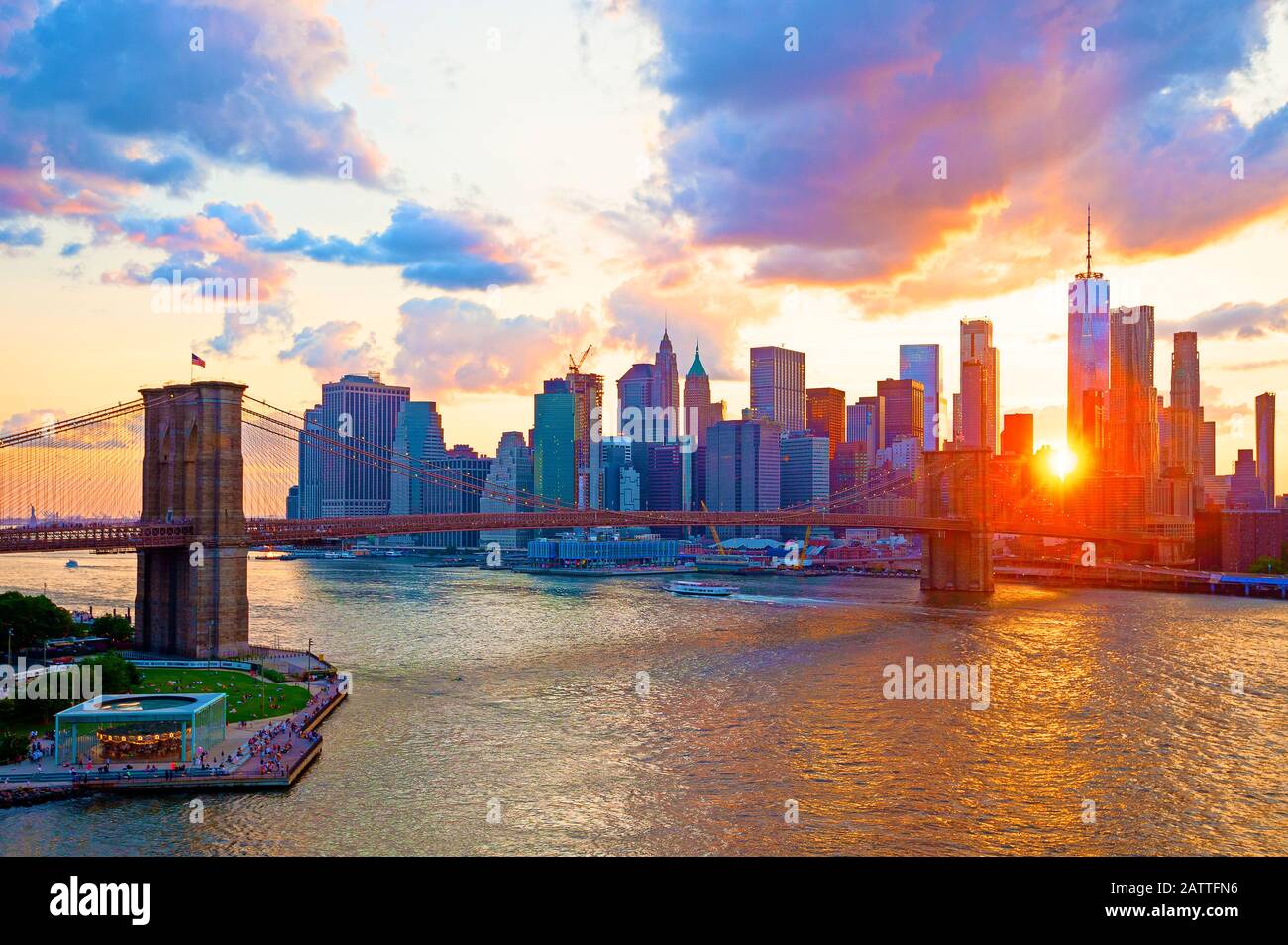 New York Skyline Sonnenuntergang East River Brooklyn Bridge New York City One World Trade Center Freedom Tower Stockfoto