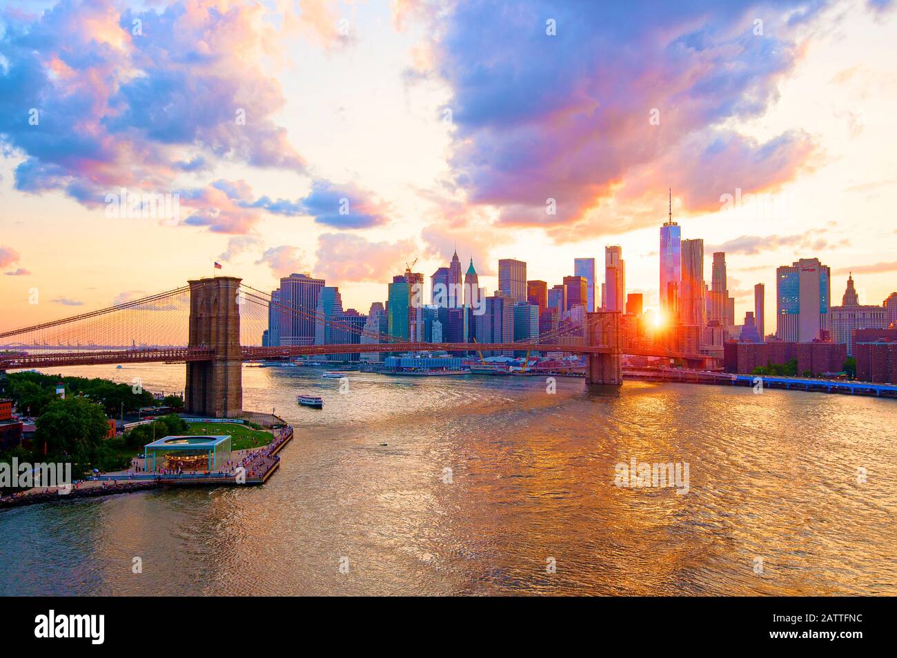 New York Skyline Sunset East River Brooklyn Bridge New York City Stockfoto