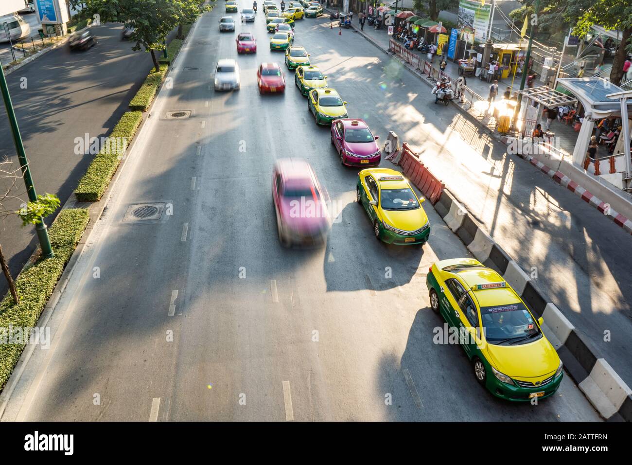 Bangkok, Thailand - 9. Dezember 2018 : Thai Taxizäße auf der Straße in der Nähe von Mo Chit BTS Station warten auf Passagiere. Stockfoto