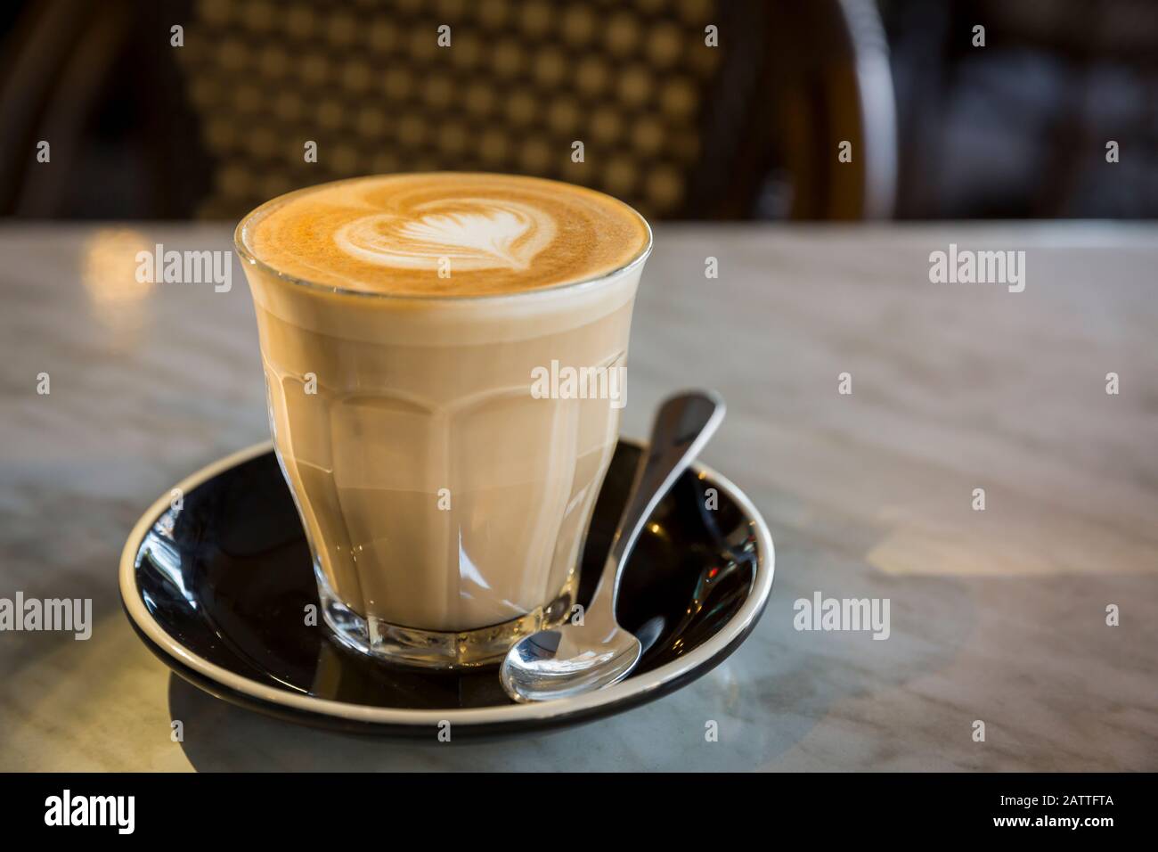 Kaffee Latte aus Glas in herzförmiger Latte Art in Milchschaum  Stockfotografie - Alamy