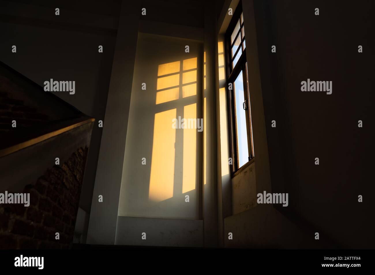 Sonnenlicht aus einem Fenster in einem dunklen Raum Stockfoto