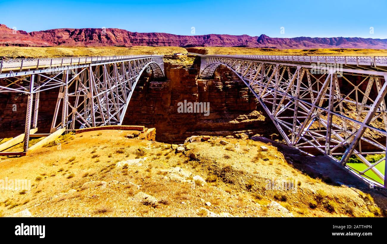 Old and New Navajo Bridge des U.S. Highway 89 A, über den Colorado River im Marble Canyon im Glen Canyon National Recreation Area, in der Nähe von Page, Arizona Stockfoto