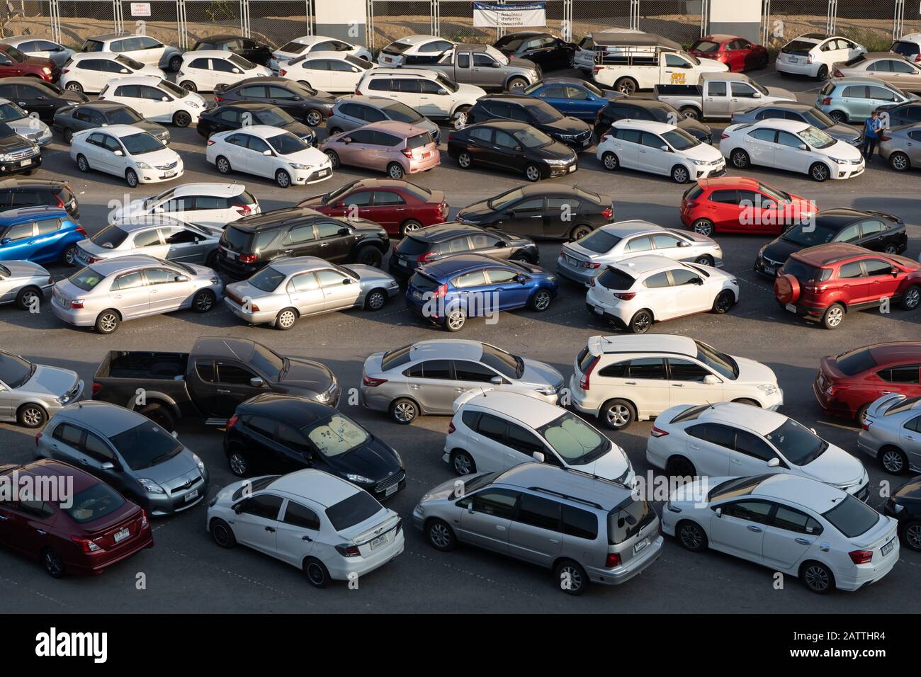 Bangkok, Thailand - 12. Dezember 2019 : VIELE Autos auf dem Parkplatz in der Nähe von Mo Chit BTS Bahnhof geparkt. Stockfoto