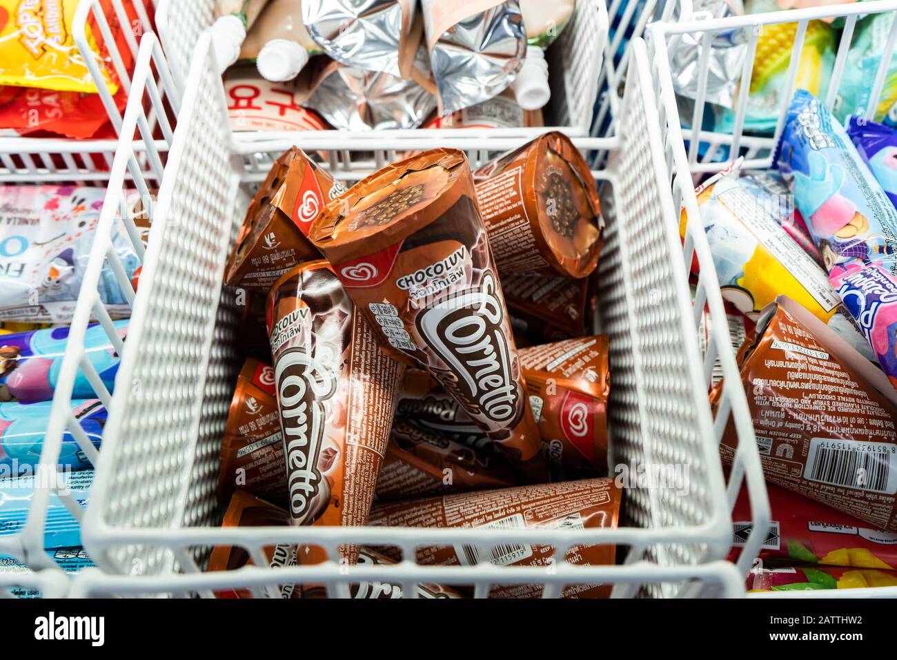 Bangkok, Thailand - 22. Dezember 2019 : Cornetto Eis im Kühlschrank. Stockfoto