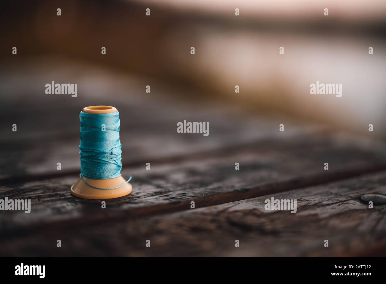 Ein blauer Faden auf dem Felsen. Hintergrundkonzept. Stockfoto