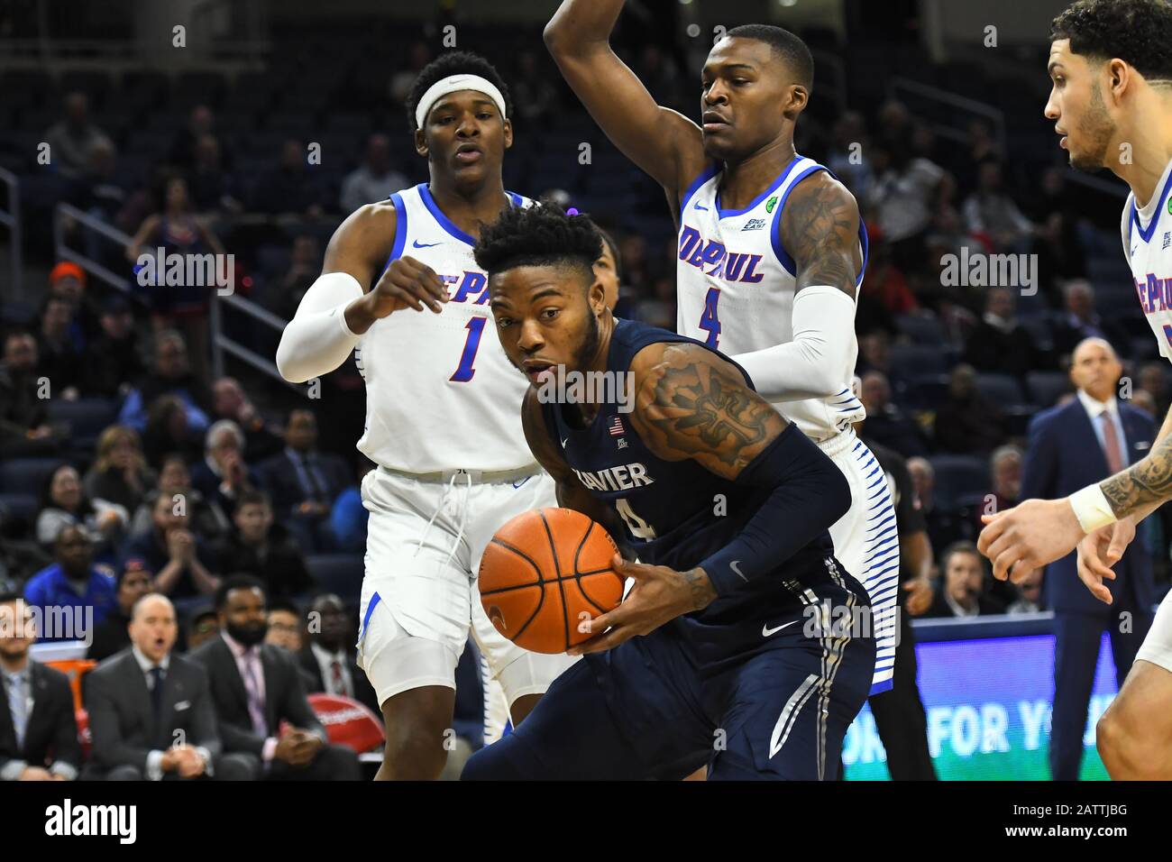 Chicago, Illinois, USA. Februar 2020. Xavier Musketiere, Forward Tyrique Jones (4), zieht während des NCAA-Spiels der Big East Conference zwischen DePaul und Xavier in Der Wintrust Area in Chicago, Illinois, einen Rückkampf nach unten. Dean Reid/CSM/Alamy Live News Stockfoto