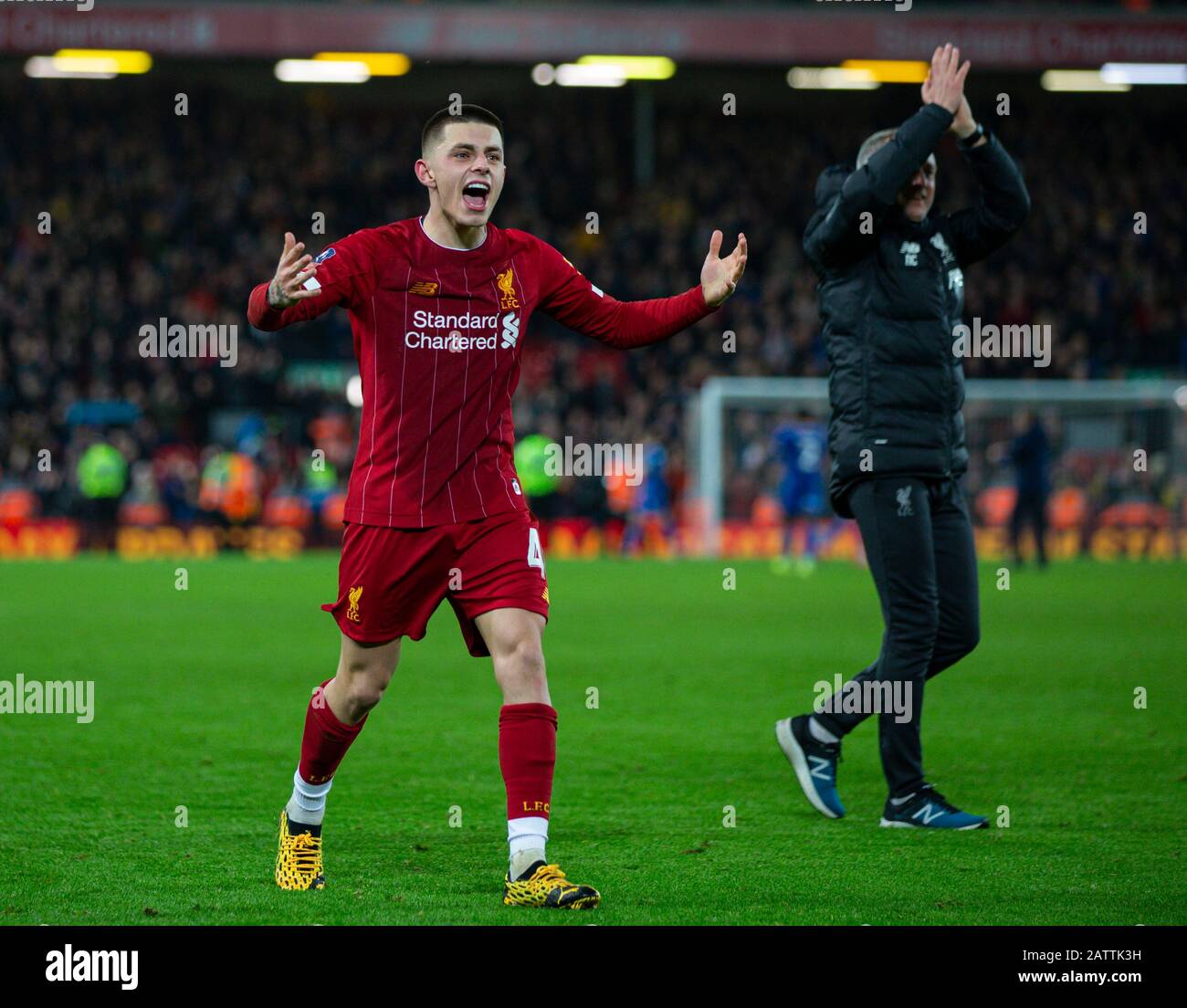 Liverpool. Februar 2020. Liverpools Adam Lewis (L) feiert nach dem 4. Spiel des englischen FA Cup in der 4. Runde zwischen Liverpool und Shrewsbury Town in Anfield in Liverpool, Großbritannien am 4. Februar 2020. Kredit: Xinhua/Alamy Live News Stockfoto