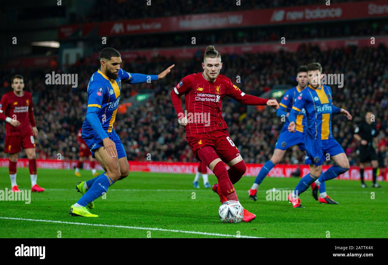 Liverpool. Februar 2020. Liverpools Harvey Elliott (C) tritt während des 4. Runden Replay-Spiels des englischen FA Cup zwischen Liverpool und Shrewsbury Town in Anfield in Liverpool, Großbritannien am 4. Februar 2020 an. Kredit: Xinhua/Alamy Live News Stockfoto