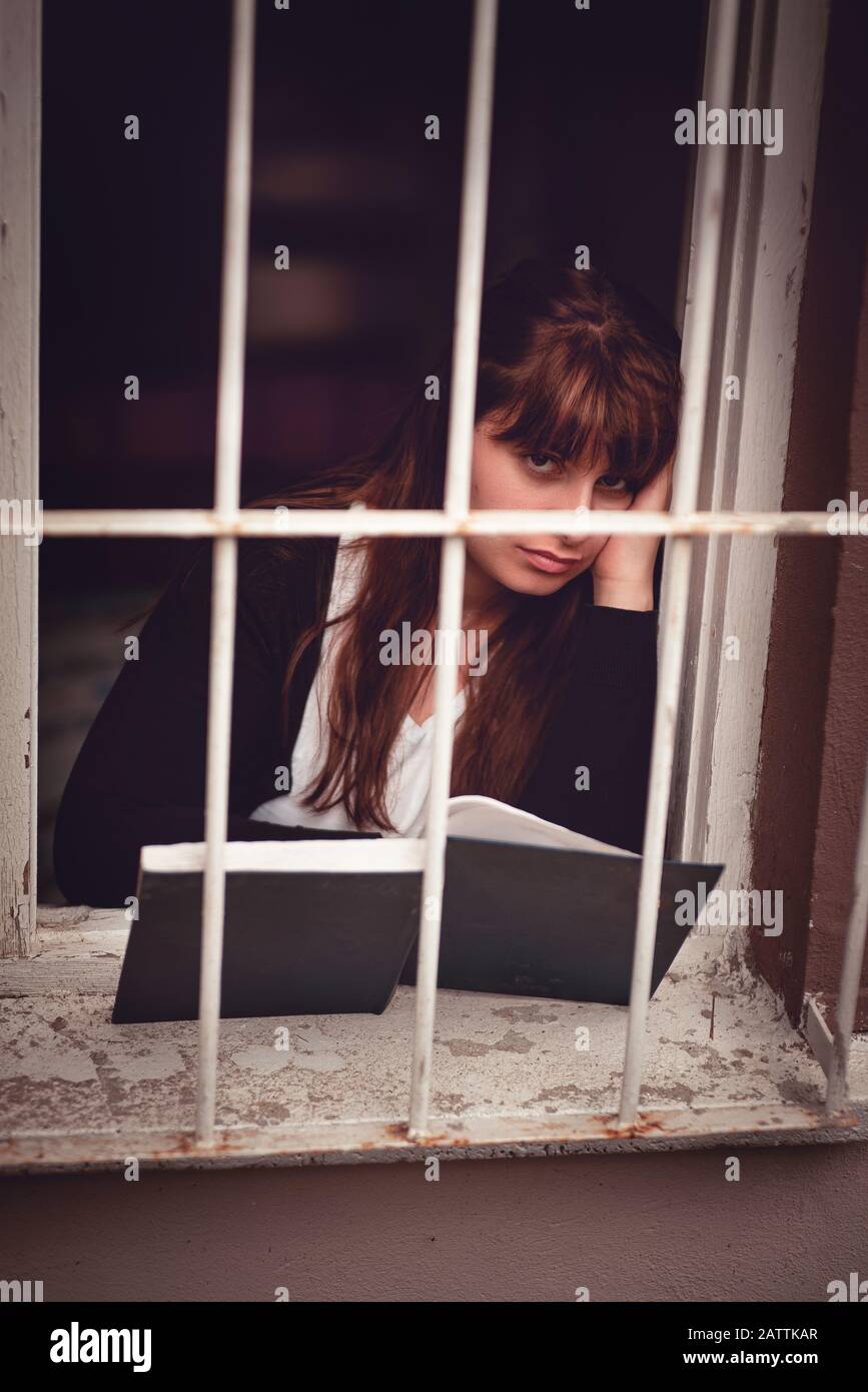 Das junge Mädchen will zu Hause in die Schule gehen. Bildungskonzept. Stockfoto