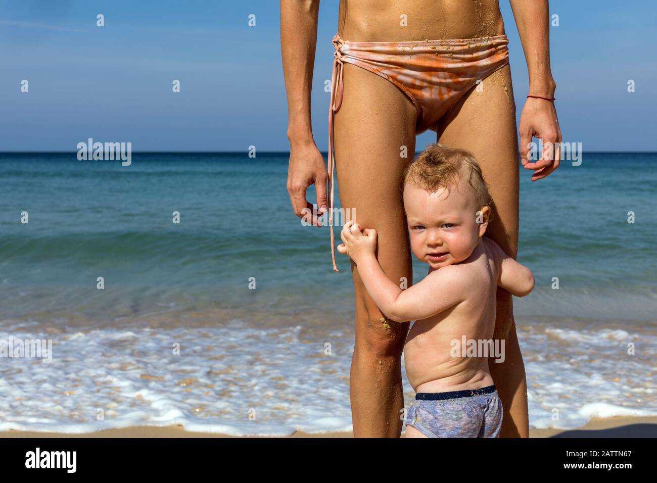 Kleiner Babyjunge mit Mutter am Strand Stockfoto