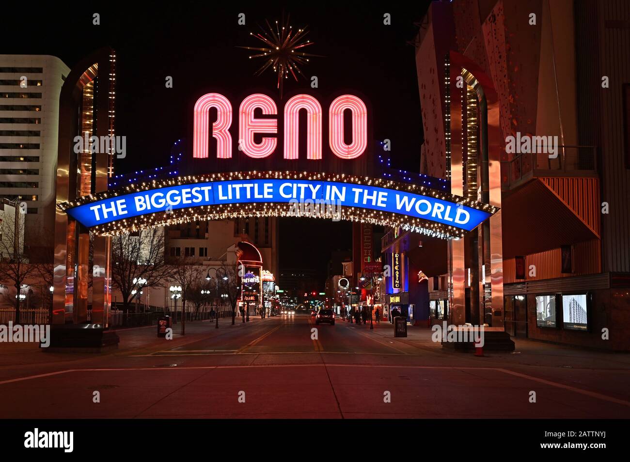 Reno, Nevada - 18. Januar 2020: Die größte Kleine Stadt der Welt wird nachts unterzeichnet. Stockfoto