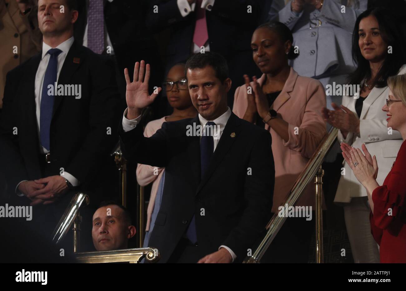 Washington, Vereinigte Staaten Von Amerika. Februar 2020. Venezuelas Oppositionsführer Juan Guaido winkt, als US-Präsident Donald Trump seine Rede zur Lage der Union zu einer gemeinsamen Sitzung des US-Kongresses in der Kammer des US-Kapitols in Washington, USA, 4. Februar 2020, abgibt. Kredit: Leah Millis/Pool über CNP - weltweite Nutzung Credit: Dpa/Alamy Live News Stockfoto