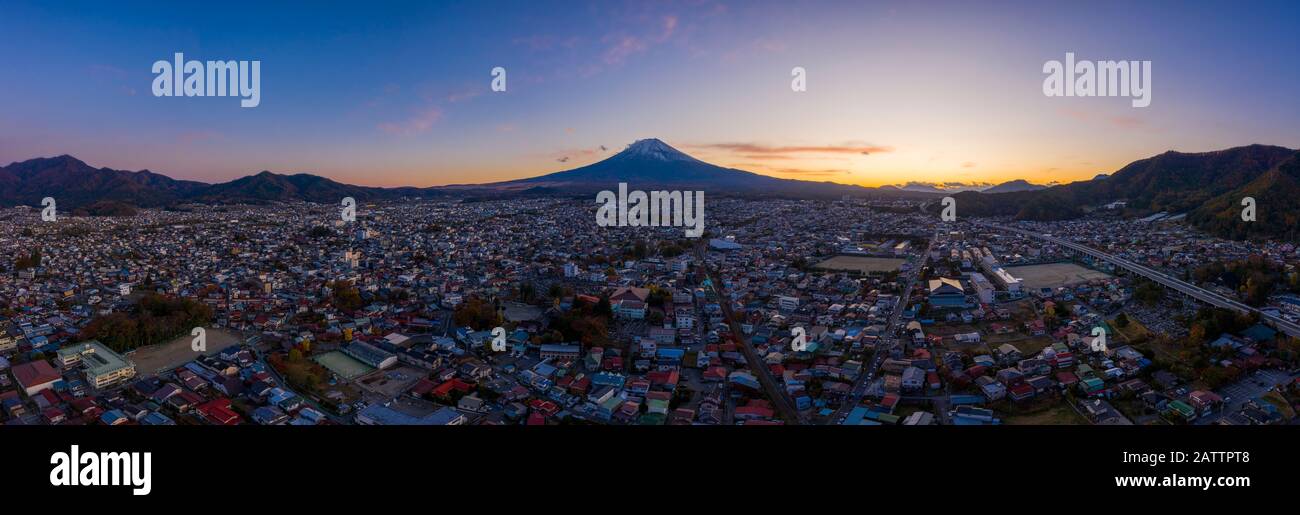 Luftbild Panorama des Fuji in der Stadt Fujiyoshida, Yamanashi, Japan. Fujisan auf Sanset. Stockfoto