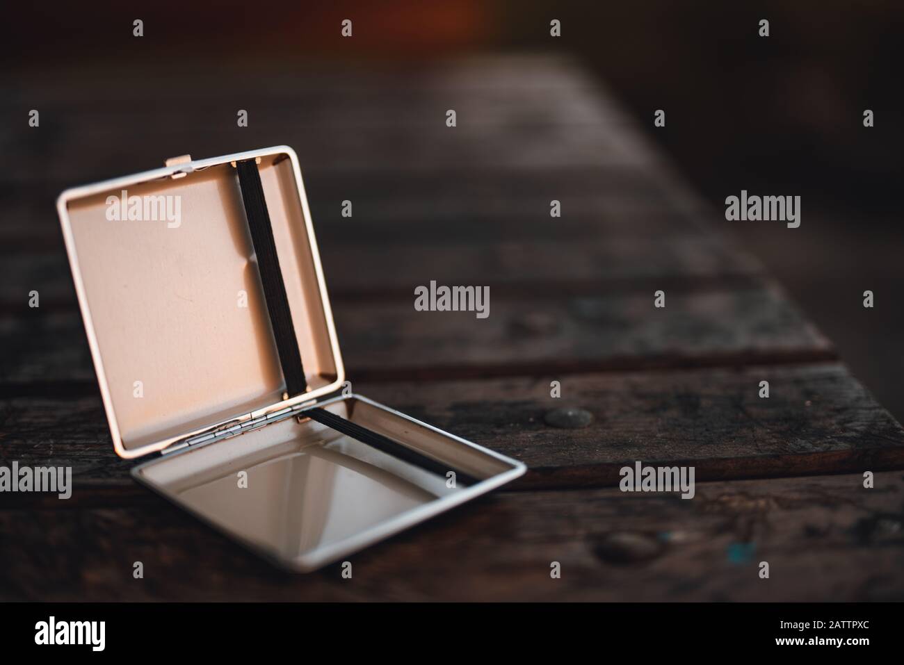 Zigarettenetui auf dem Tisch im Freien. Konzept des Rauchens. Stockfoto