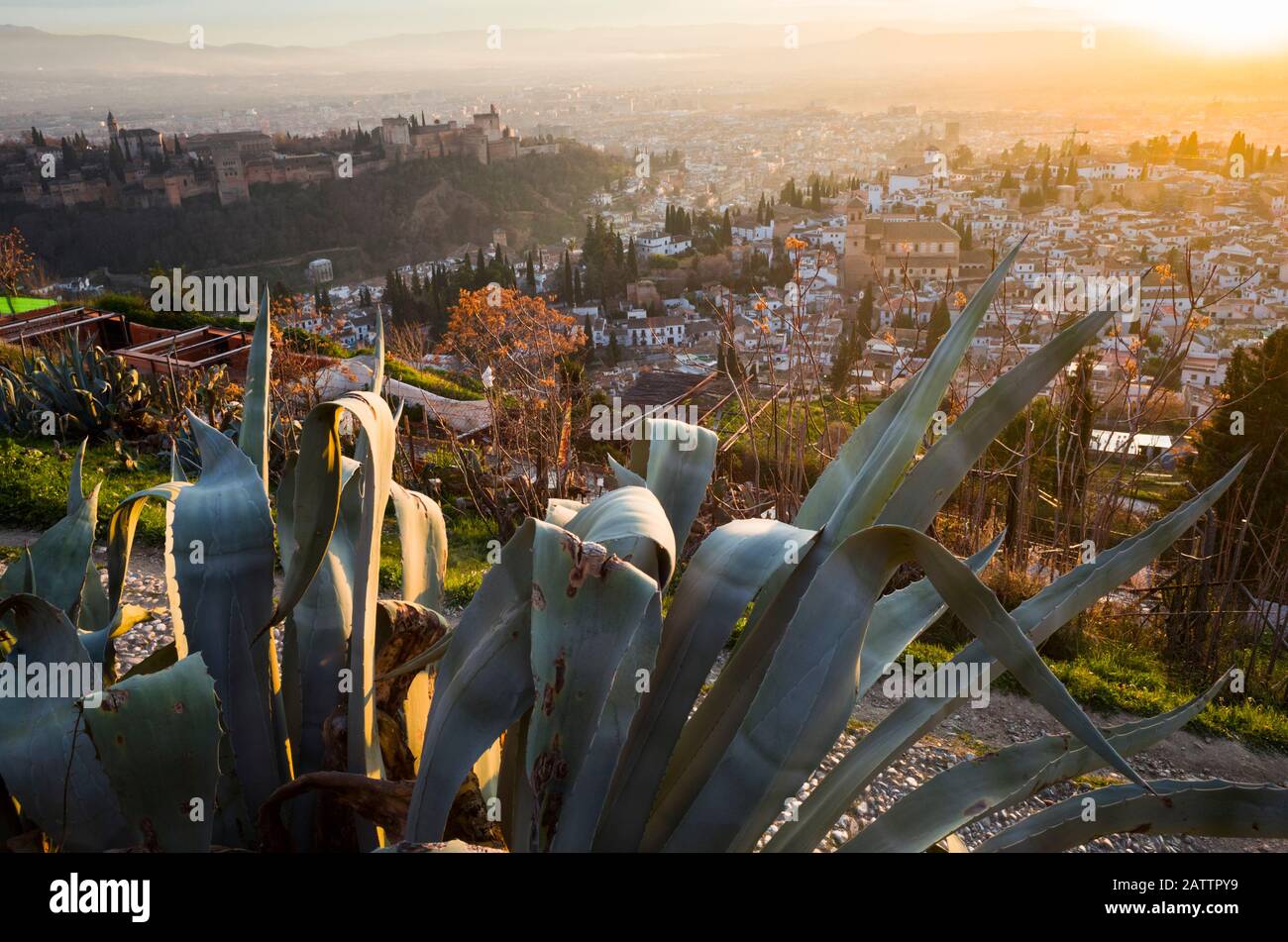 Granada, Spanien - 17. Januar 2020: Alhambra-Palast und Unesco-Liste der Albaicin-Viertel bei Sonnenuntergang vom Aussichtspunkt San Miguel Alto aus gesehen. Stockfoto
