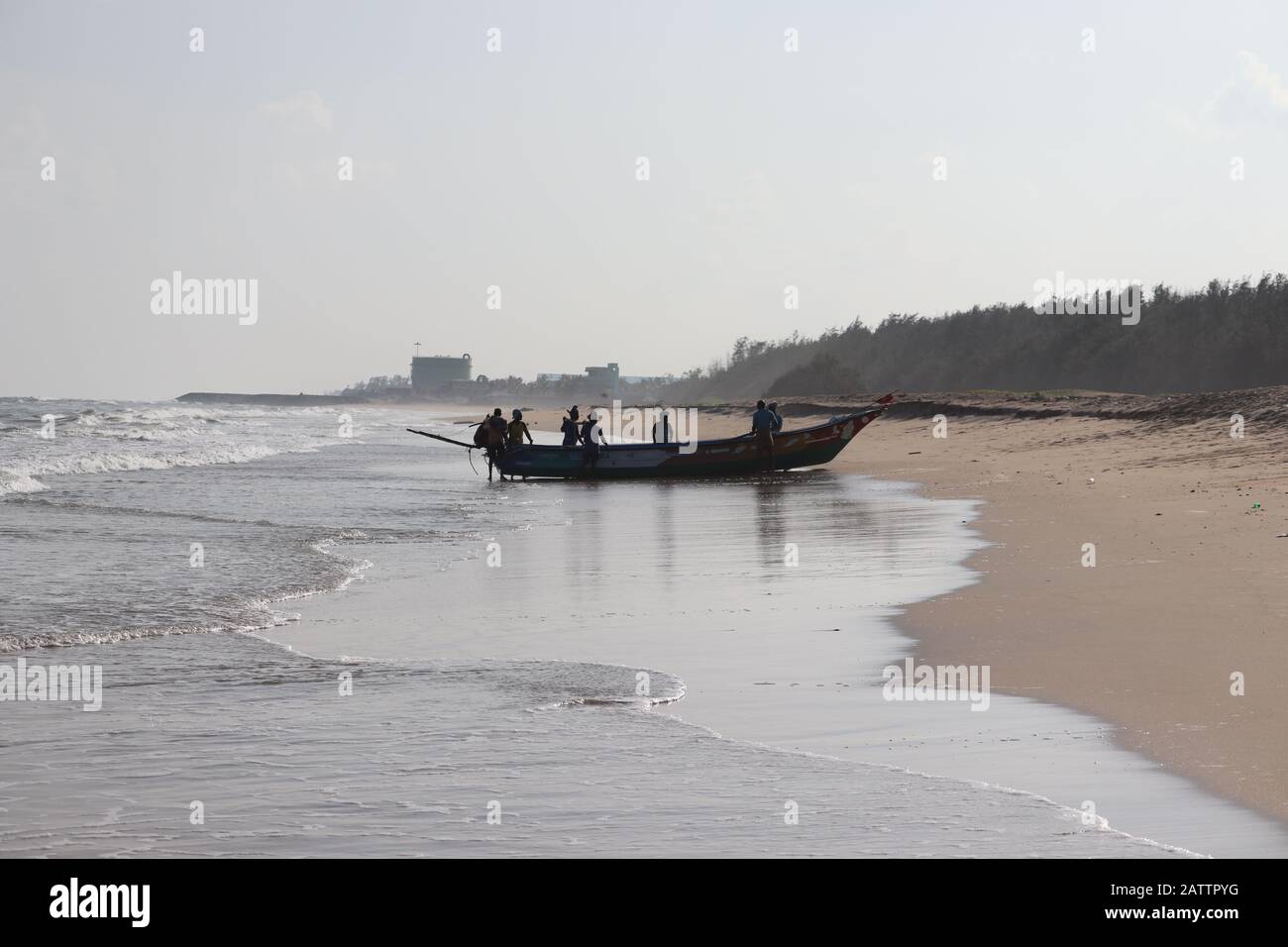 Monochrom aus abstraktem Strand und sanfter Welle mit Bootshintergrund Stockfoto