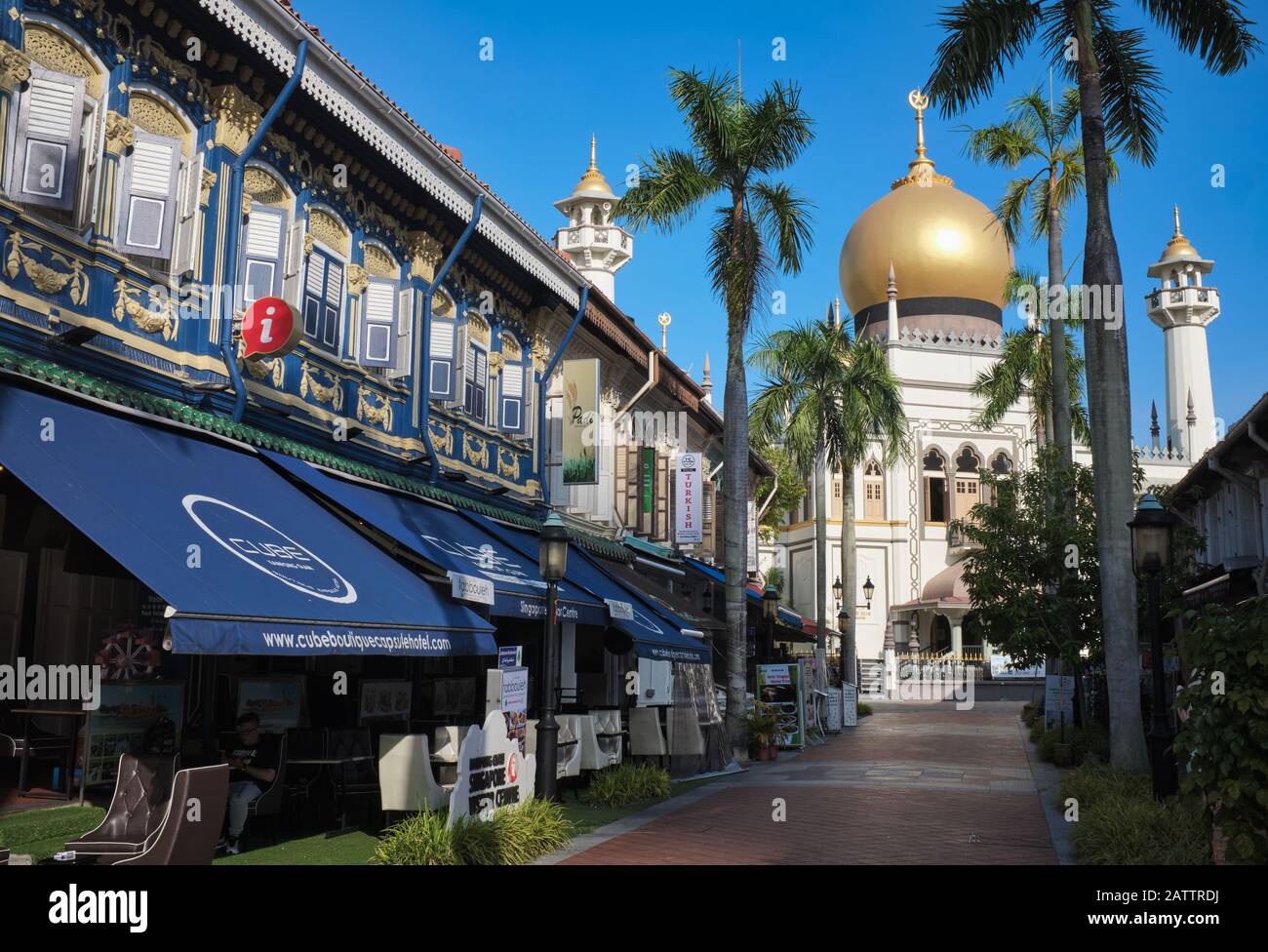 Sultan Moschee in Kampong Glam / Arab Street Gegend in Singapur, mit preisgünstigen Unterkünften Cube Boutique Capsule Hotel auf der linken Seite Stockfoto