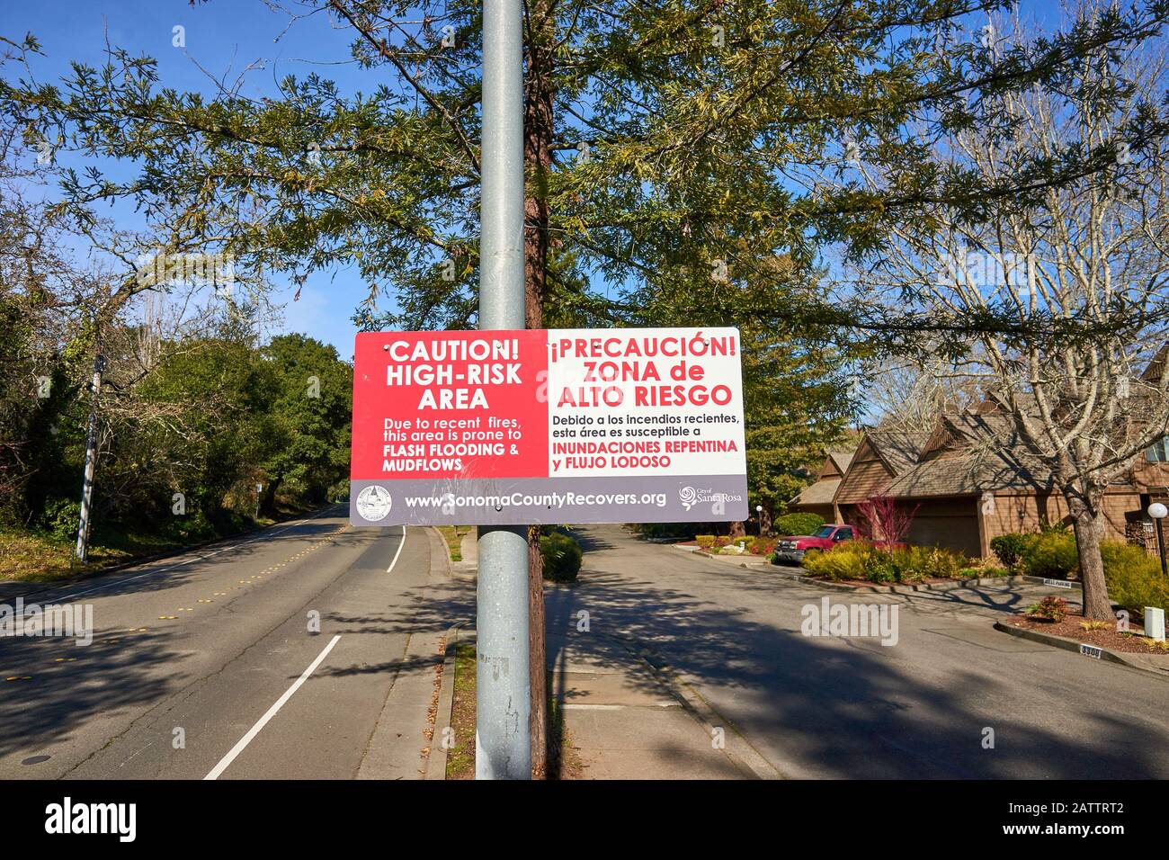 Ein Schild mit Straßenschild für die öffentliche Sicherheit lautet Vorsicht! HOCHRISIKOBEREICH und warnt vor der Möglichkeit von Sturzfluten und Schlammrutschen nach Bränden in Santa Rosa. Stockfoto