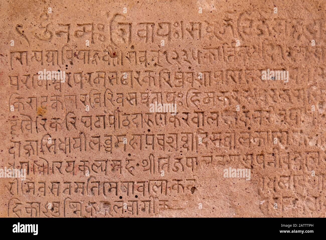 Petroglyphen von Edikten, die in Sanskrit (ca. 12. Jahrhundert) an den Wänden der Kiradu-Tempel in der Nähe von Barmer, Rajasthan, geschrieben wurden. Stockfoto