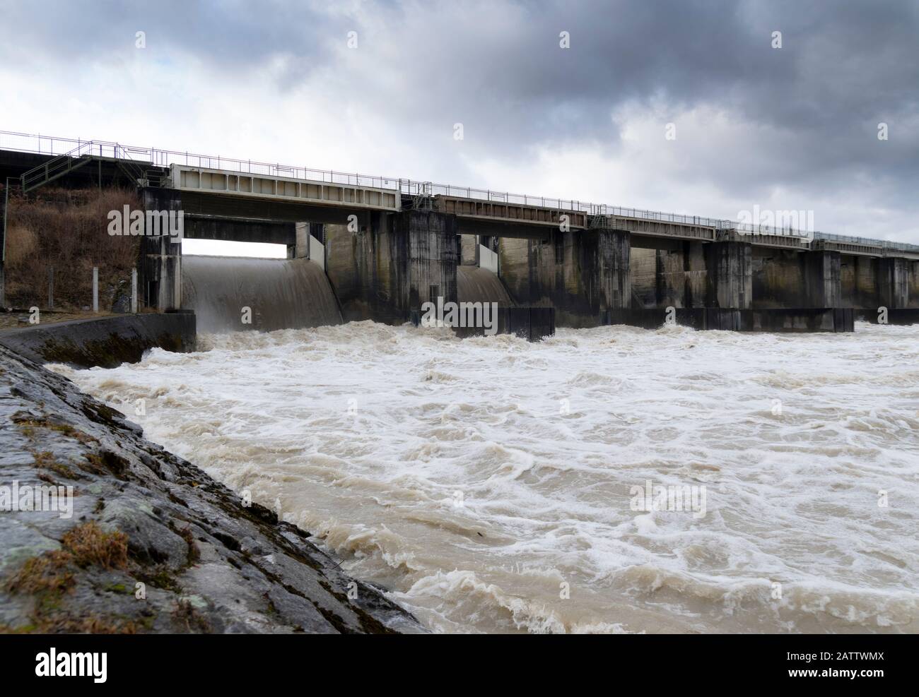 Staudamm am flussgasthof nach starkem Bahnsturz Stockfoto