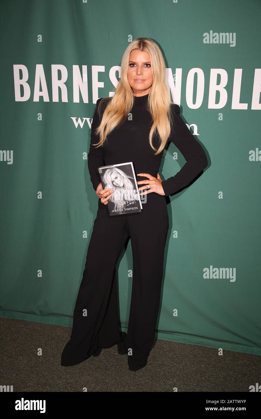New YORK, New York - 04. FEBRUAR: Jessica Simpson unterzeichnet Kopien ihres neuen Buches "Open Book" am Barnes & Noble Union Square am 04. Februar 2020 in New York C. Stockfoto