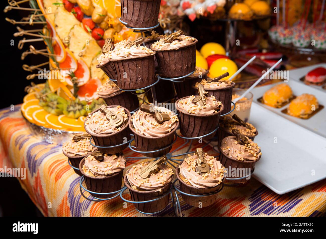 Frisch zubereitete Schokoladenkuchen, mit Sahne und Kugeln verziert, stehen auf einem Ständer. Urlaubsatmosphäre, köstliches Dessert. Süßwarenbar. Stockfoto