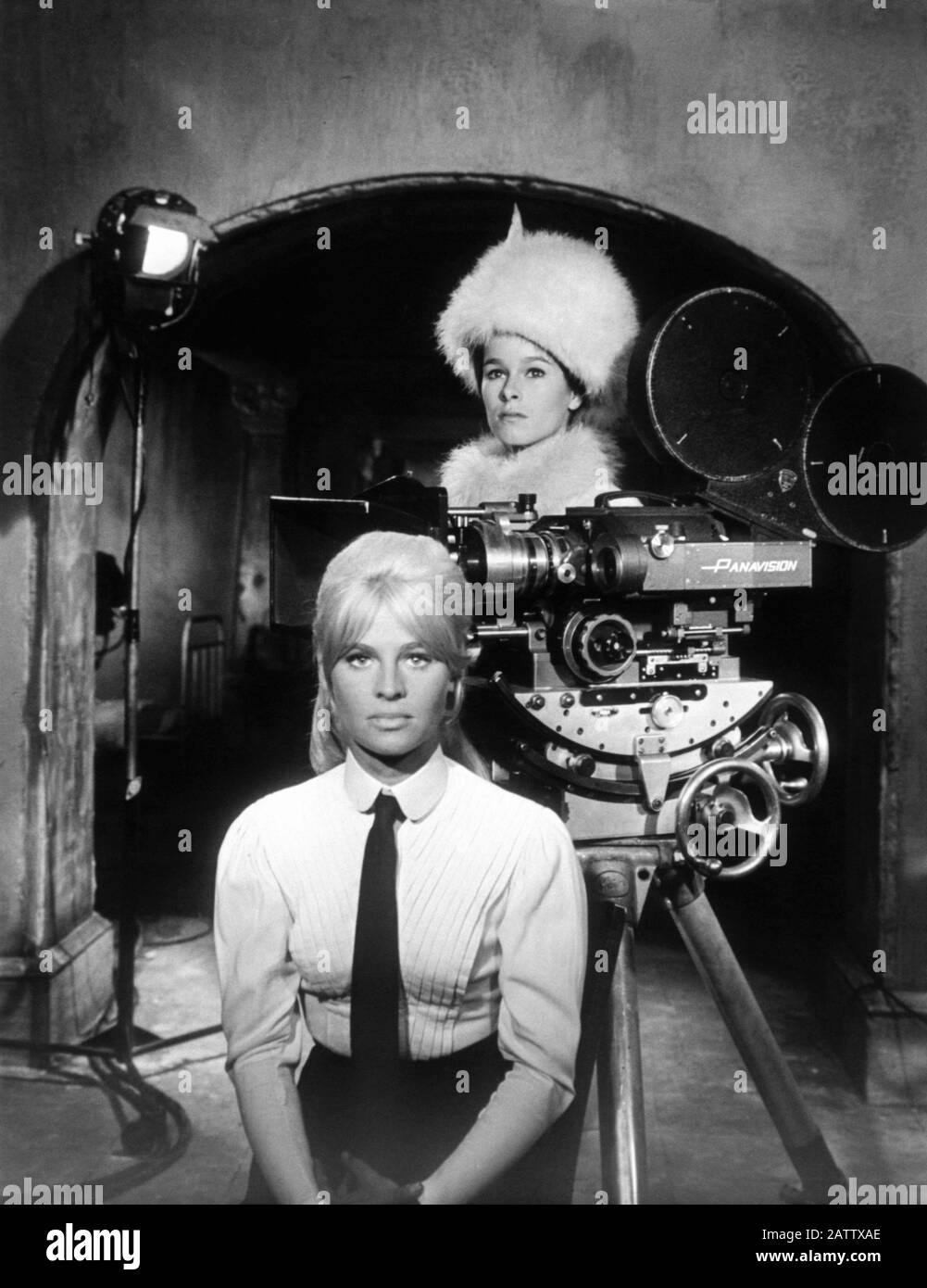 Julie CHRISTIE und GERALDINE CHAPLIN auf Set Candid mit Panavision Movie Camera während der Dreharbeiten zu DOKTOR ZHIVAGO 1965 Regisseur DAVID LEAN Roman BORIS PASTERNAK Drehbuch ROBERT BOLT Carlo Ponti Produktion / Sostar S.A. / Metro Goldwyn Mayer Stockfoto