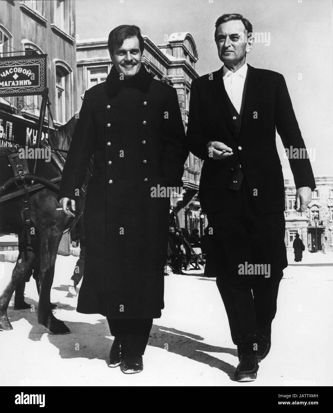 Omar SHARIF und Regisseur DAVID LEAN am Set Location Candid während der Dreharbeiten zu DOKTOR ZHIVAGO 1965 Roman BORIS PASTERNAK Drehbuch ROBERT BOLT Carlo Ponti Produktion / Sostar S.A. / Metro Goldwyn Mayer Stockfoto