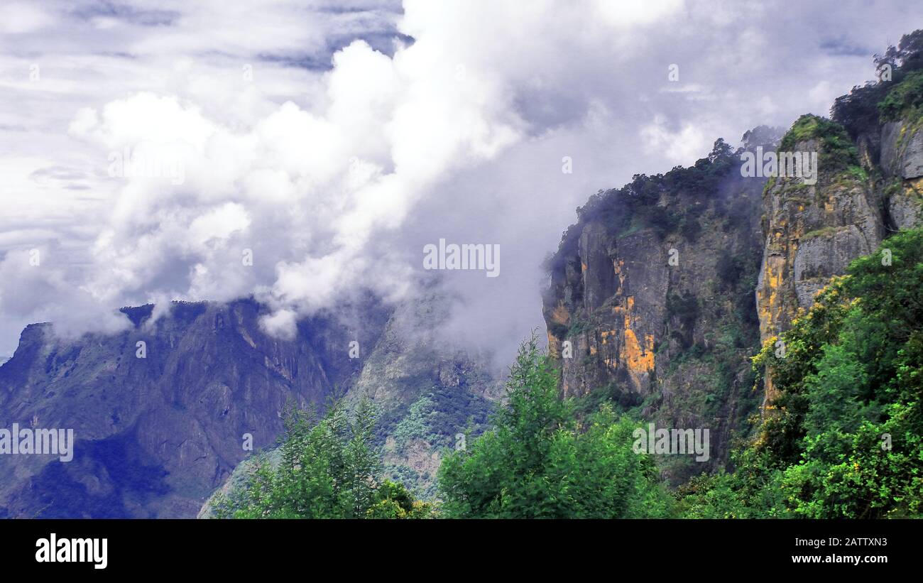 Wolken bedeckte Pfeilerfelsen und Palani-Hügel sehen aus dem Blickpunkt der Pfeilerfelsen auf der kadaikanalen Hügelstation in tamilnadu, indien Stockfoto