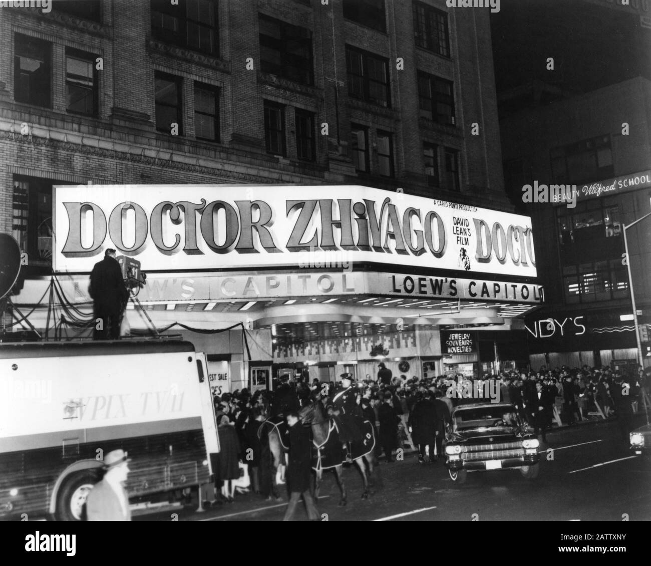 New YORK Premiere in Loews Kapitol 22. Dezember 1965 für DOKTOR ZHIVAGO 1965 Regisseur DAVID LEAN Roman BORIS PASTERNAK Drehbuch ROBERT BOLT Carlo Ponti Produktion / Sostar S.A. / Metro Goldwyn Mayer Stockfoto