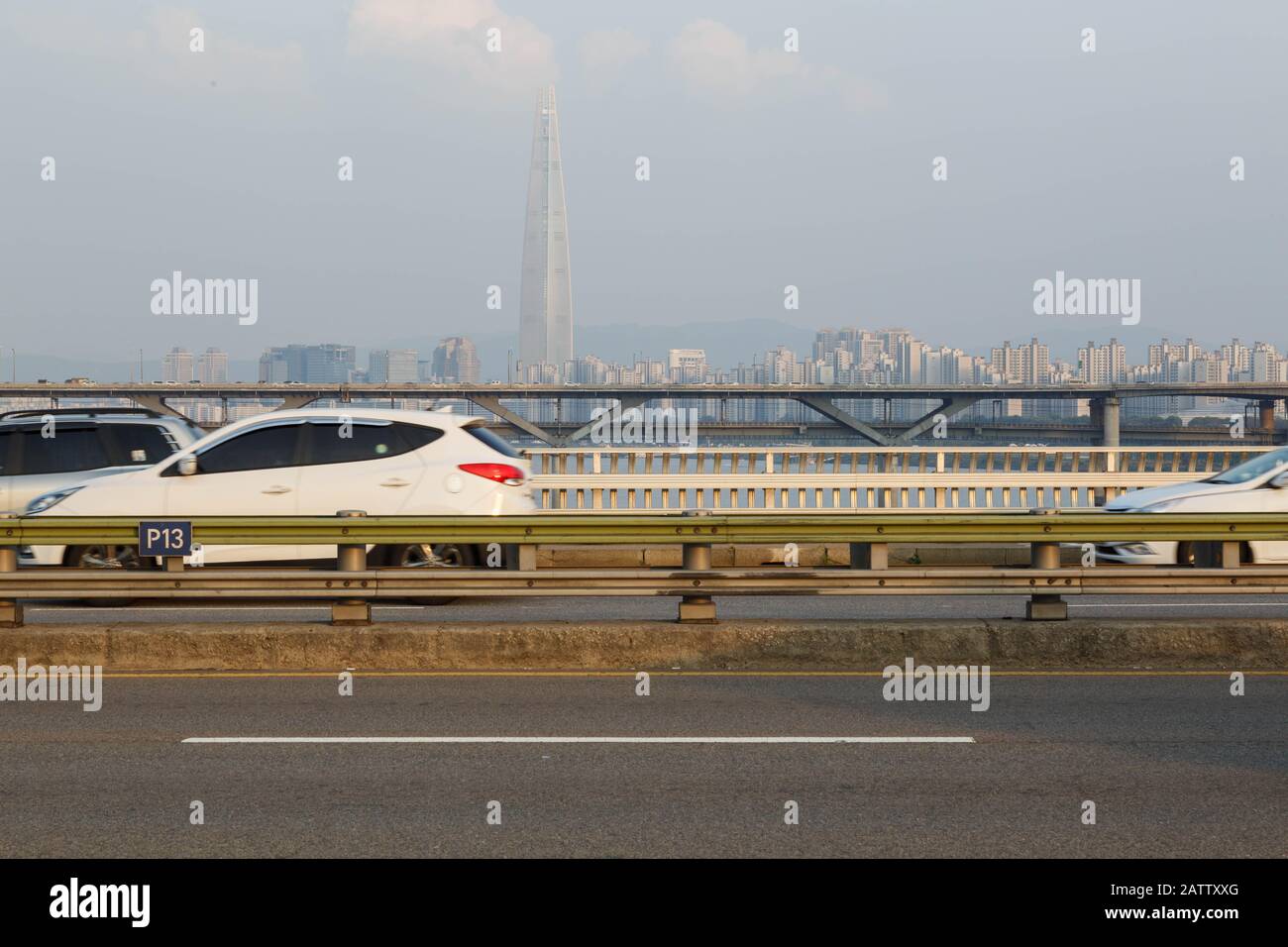 Der Lotte World Tower ist das sechsthöchste Gebäude der Welt, das von Yeondong aus gesehen wird. Die Brücke verbindet die Stadt über den Han River, Seoul, Südkorea. Stockfoto