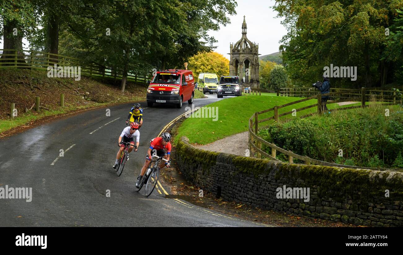 Rennradfahrer mit männlichen Juniorfahrern auf Rädern, Reiten und Rennen im Radrennen, Mannschaftsfahrzeuge im Anschluss - die Rennrodel-Weltmeisterschaften, Bolton Abbey, GB, Großbritannien. Stockfoto