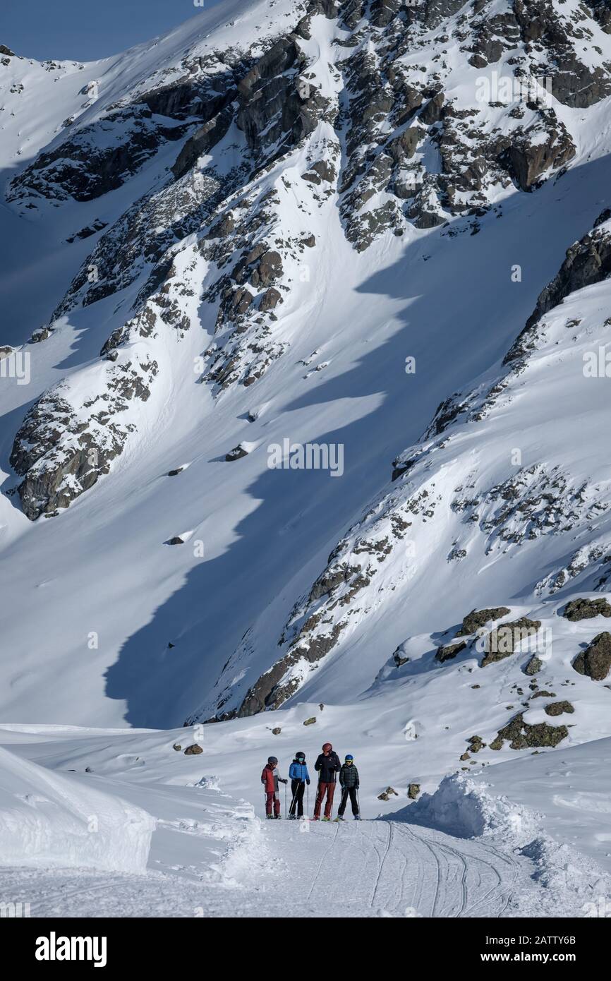 ERSCHEINUNGSDATUM: 14. Februar 2020 TITEL: Downhill STUDIO: Searchlight Pictures DIRECTOR: NAT Faxon, Jim Rash PLOT: Kaum einer Lawine entkommen während eines Familienski-Urlaubs in den Alpen wird ein Ehepaar in Unordnung geworfen, da sie gezwungen sind, ihr Leben neu zu bewerten und wie sie sich gegenseitig fühlen. Hauptdarstellerin: Julia LOUIS-DREYFUS als Billie, WILL FERRELL als Pete. (Bild: © Searchlight Pictures/Entertainment Pictures) Stockfoto