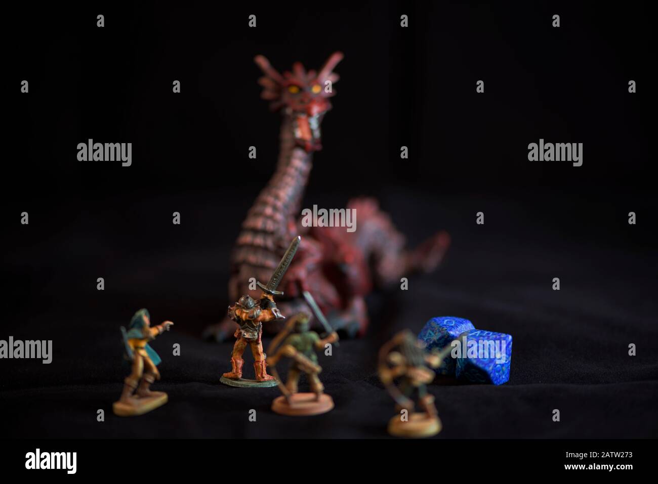 Abenteurerparty gegen Drache. Konzept: Fantasy-Spiele. Stockfoto