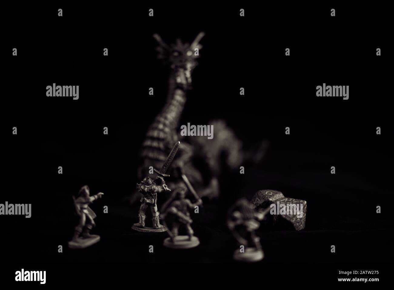 Abenteurerparty gegen Drache. Konzept: Fantasy-Spiele. Stockfoto