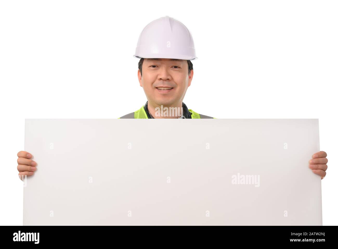 Ein asiatischer Ingenieur, der eine leere Nachrichtentafel hält. Stockfoto