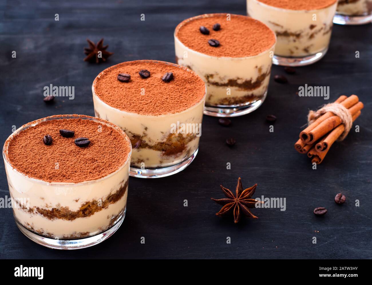 Glas mit cremiger Tiramisu und Lady Finger gefüllt Stockfoto