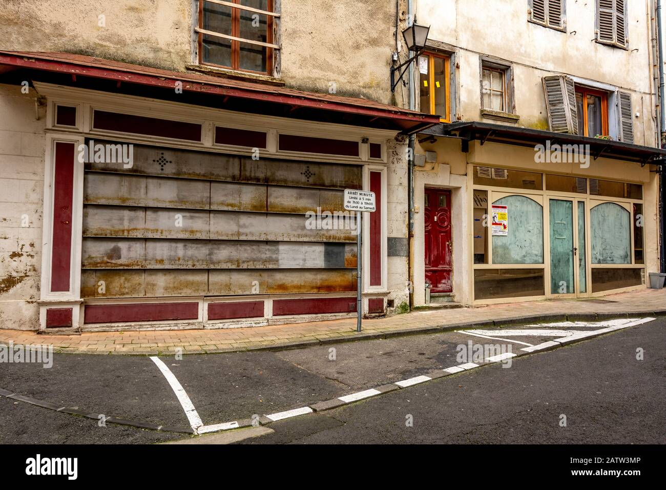 Altes Geschäft geschlossen. Auvergne. Frankreich Stockfoto