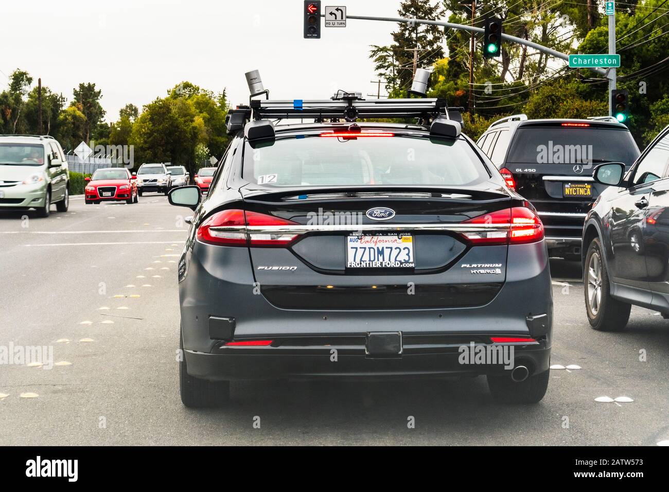 Oktober 2019 Palo Alto/CA/USA - Ford-Fahrzeug mit autonomem Fahrsystem, das Tests auf den Straßen von Silicon Valley durchführt Stockfoto