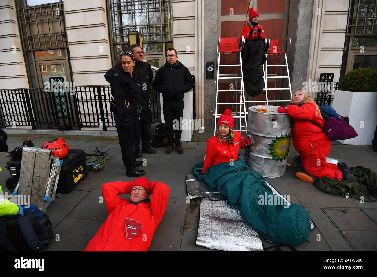 Aktivisten sperrten sich zu schmutzigen Ölfässern, die BP???s Hauptquartier blockiert haben, um den ersten Tag des Ölriesen zu markieren??s neuer Hauptgeschäftsführer auf dem St James' Square, London. Stockfoto