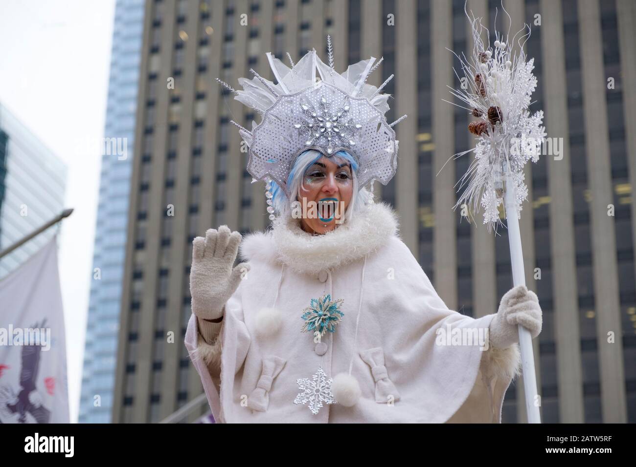 Eine Wintersonnenwende, die einen Zauberstab hält und in der Innenstadt von Toronto winkt, kündigt an, dass der Winter hier ist. Es ist eine traditionelle Parade in manchen Kulturen. Stockfoto